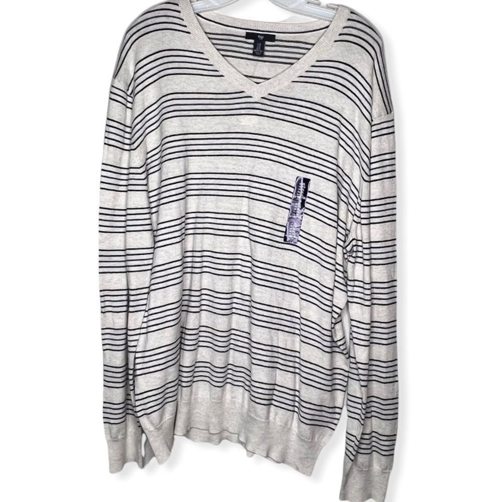 GAP V-Neck Sweater nwt‎